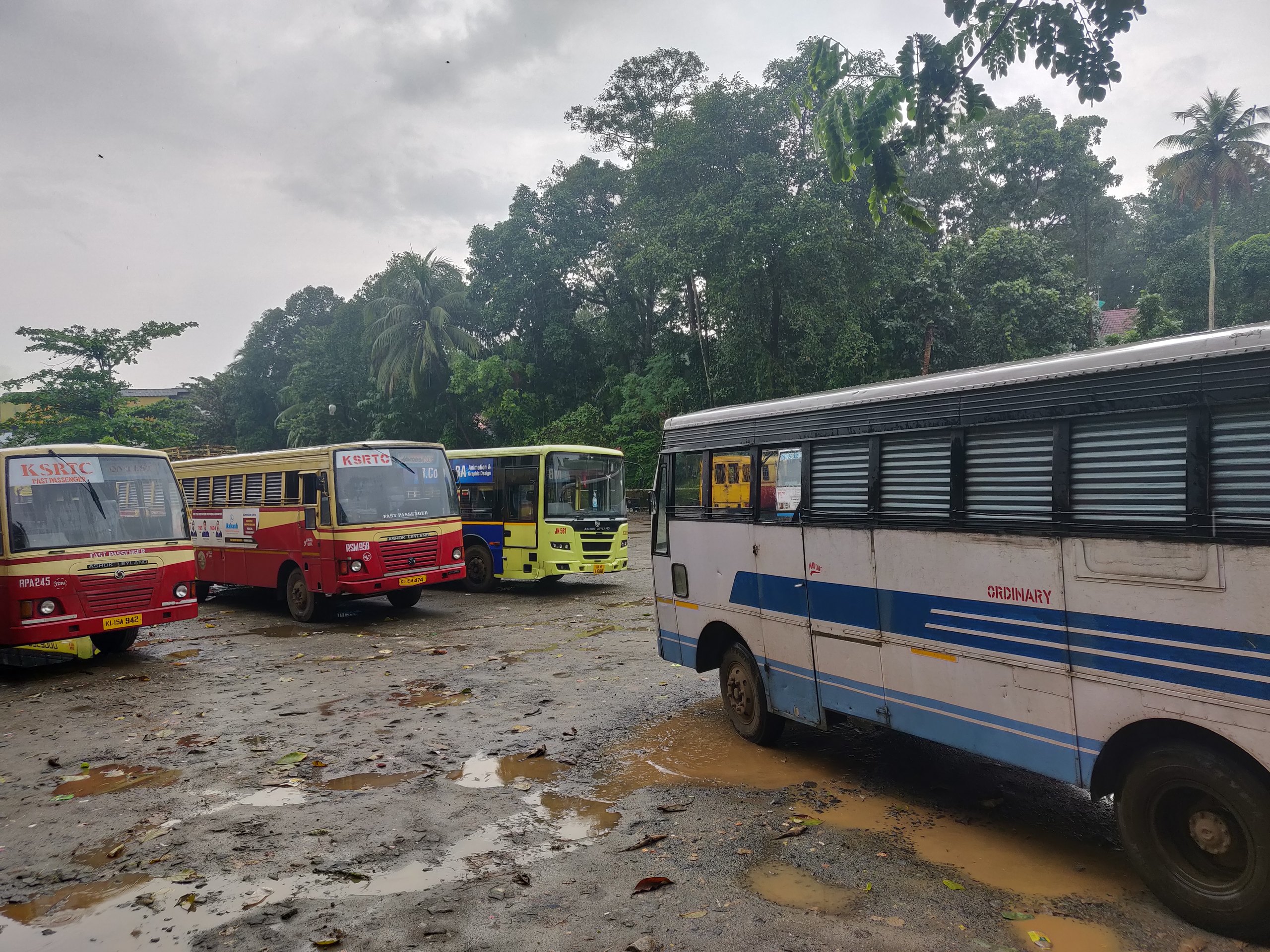 കെഎസ്ആർടിസി ബസുകൾ