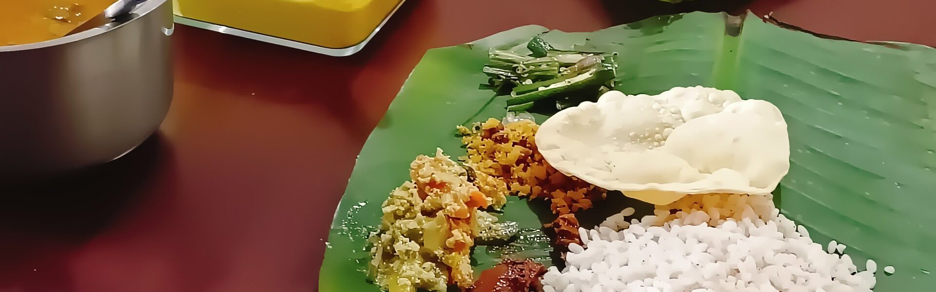 ഓണസദ്യ 2026: വാഴയിലയിലെ വിഭവങ്ങൾ ഏതൊക്കെ? പരമ്പരാഗത സദ്യയുടെ പൂർണ്ണ പട്ടിക