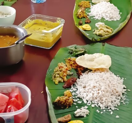 ഓണസദ്യ 2026: വാഴയിലയിലെ വിഭവങ്ങൾ ഏതൊക്കെ? പരമ്പരാഗത സദ്യയുടെ പൂർണ്ണ പട്ടിക
