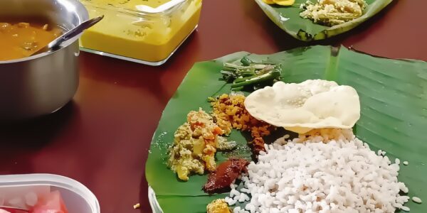 ഓണസദ്യ 2026: വാഴയിലയിലെ വിഭവങ്ങൾ ഏതൊക്കെ? പരമ്പരാഗത സദ്യയുടെ പൂർണ്ണ പട്ടിക
