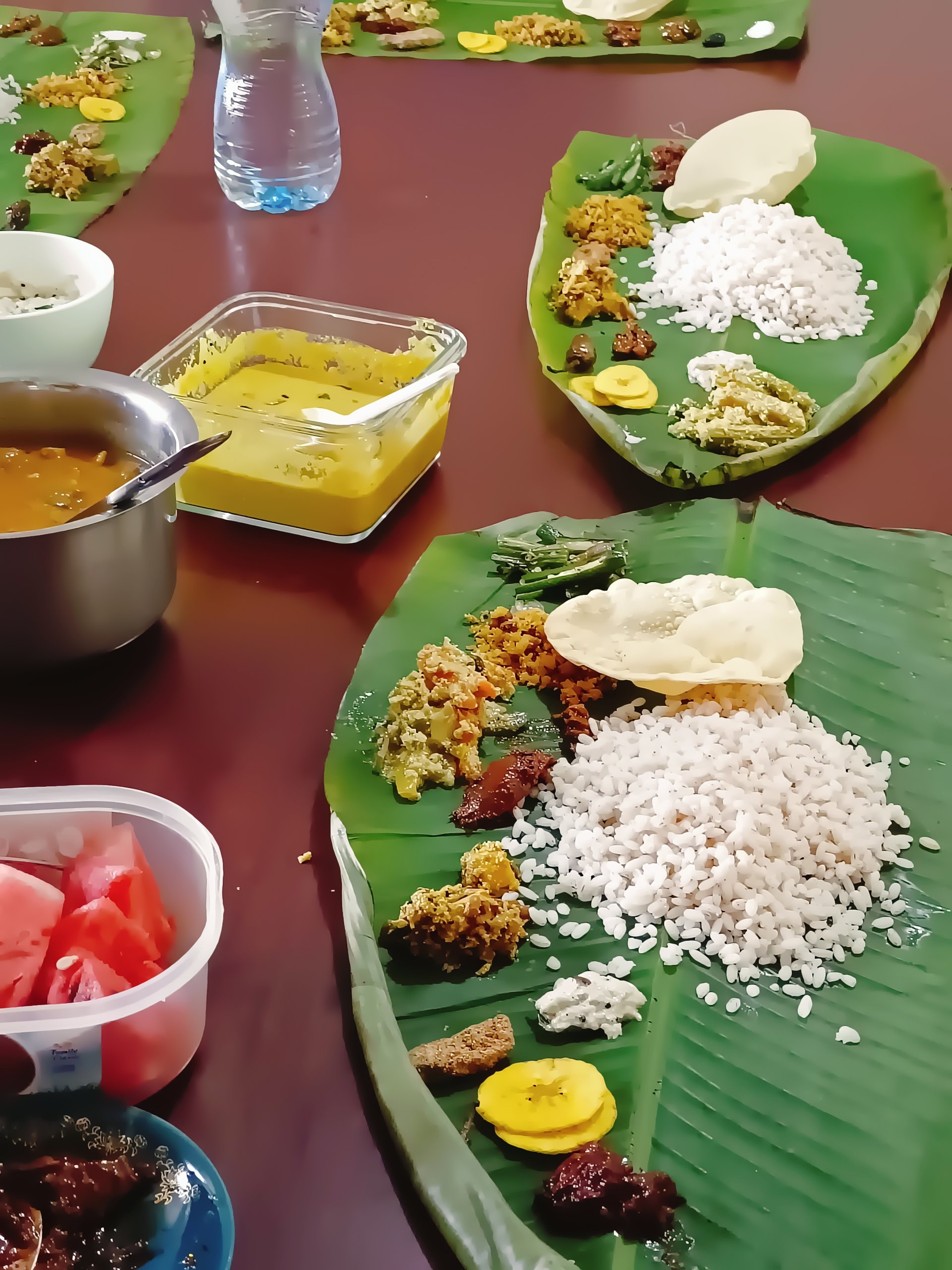 ഓണസദ്യ 2026: വാഴയിലയിലെ വിഭവങ്ങൾ ഏതൊക്കെ? പരമ്പരാഗത സദ്യയുടെ പൂർണ്ണ പട്ടിക